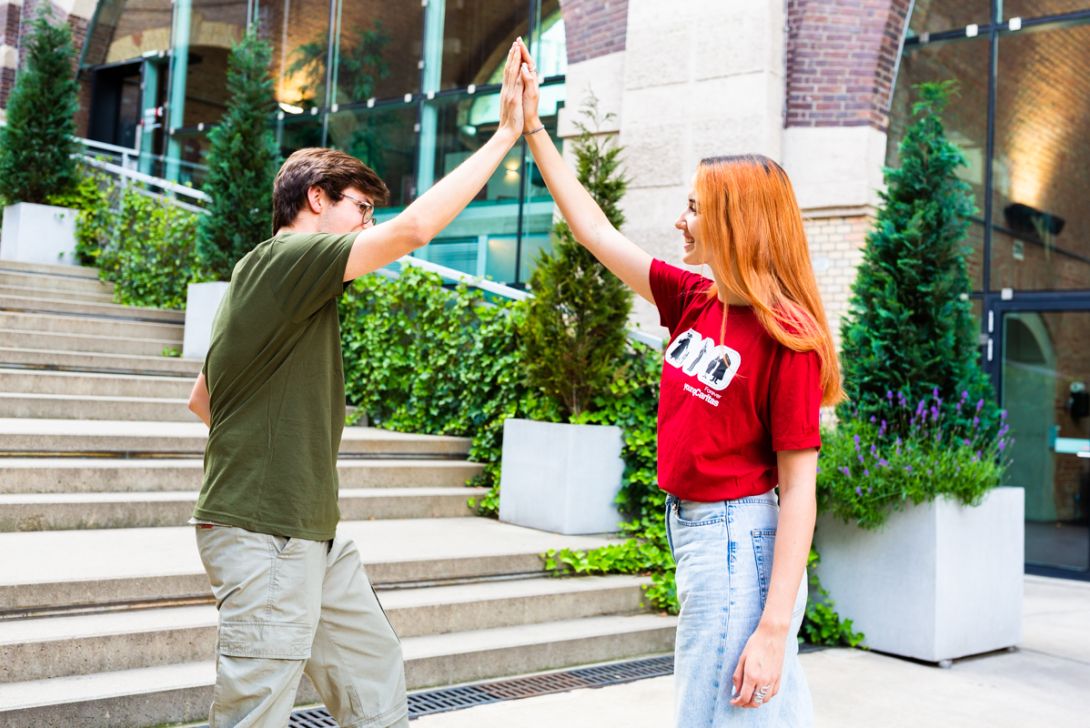 Zwei Jugendliche geben sich ein High Five.