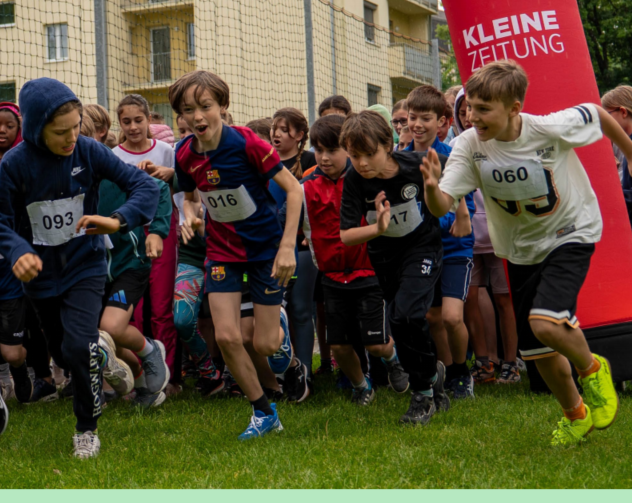 Titelbild des youngCaritas Steiermark Schulfolders. Auf dem Foto sieht man Schüler beim youngCaritas LaufWunder.