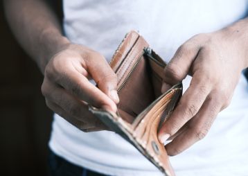 Hände mit leerer Geldtasche