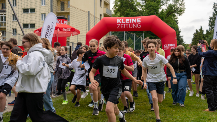 Schüler laufen beim LaufWunder in Graz.