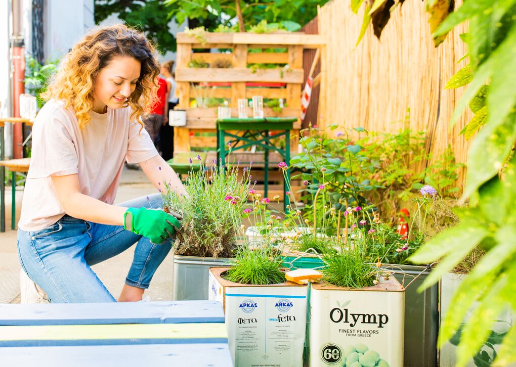 Eine junge Frau bei der Gartenarbeit