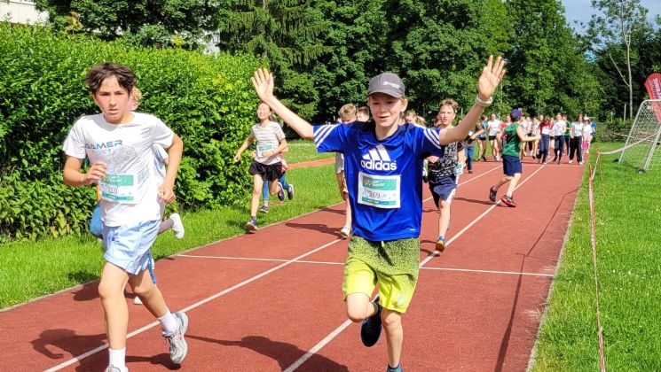 Schüler beim Laufen auf der Laufstrecke beim zentralen LaufWunder in Graz 2024.
