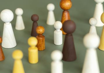 Spielfiguren in unterschiedlichen Farben.