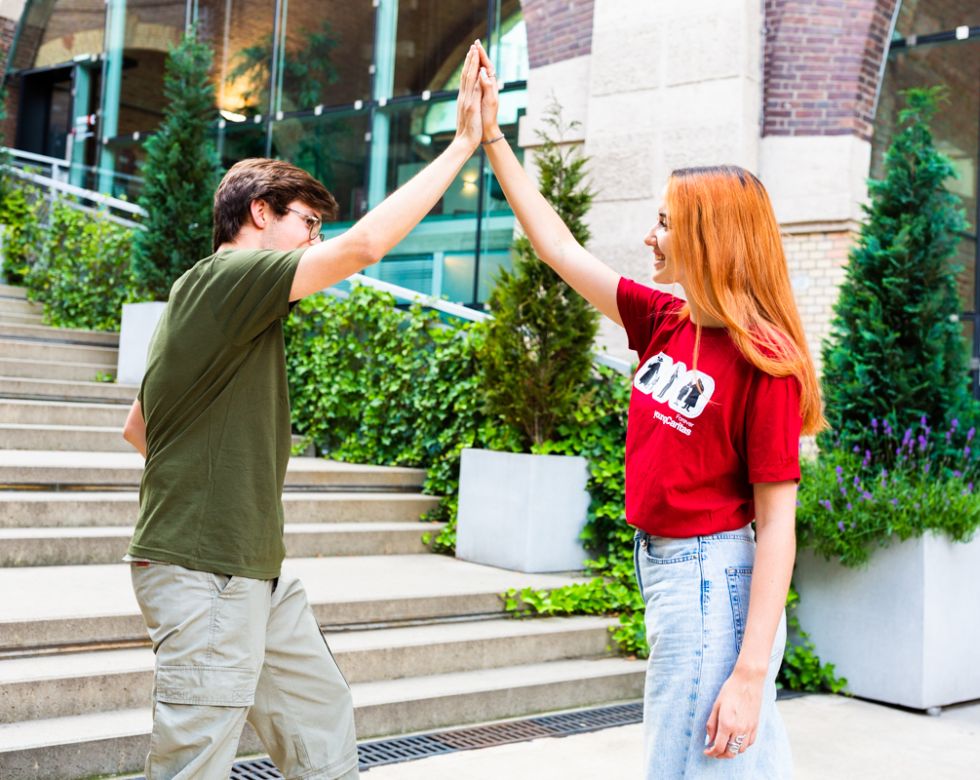 Zwei Jugendliche geben sich ein High Five.