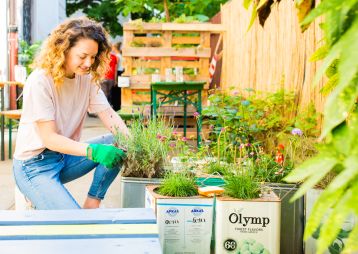 Eine junge Frau bei der Gartenarbeit