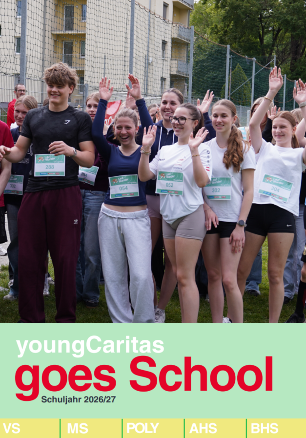 Jugendliche in Laufkleidung heben jubelnd ihre Arme. Unten ist der Schriftzug "youngCaritas goes School, Schuljahr 2026/27" In der Fußzeile sind die Kürzel VS, MS, POLY, AHS und BHS.