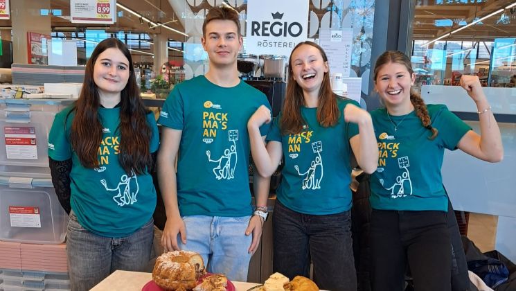 Jugendliche verkaufen Kuchen. Alle tragen T-Shirts mit dem Aufdruck "72 Stunden ohne Kompromiss"