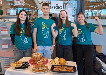 Jugendliche verkaufen Kuchen. Alle tragen T-Shirts mit dem Aufdruck "72 Stunden ohne Kompromiss"