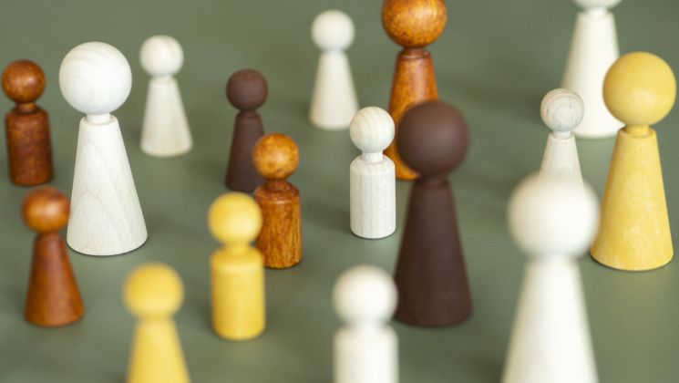 Spielfiguren in unterschiedlichen Farben.