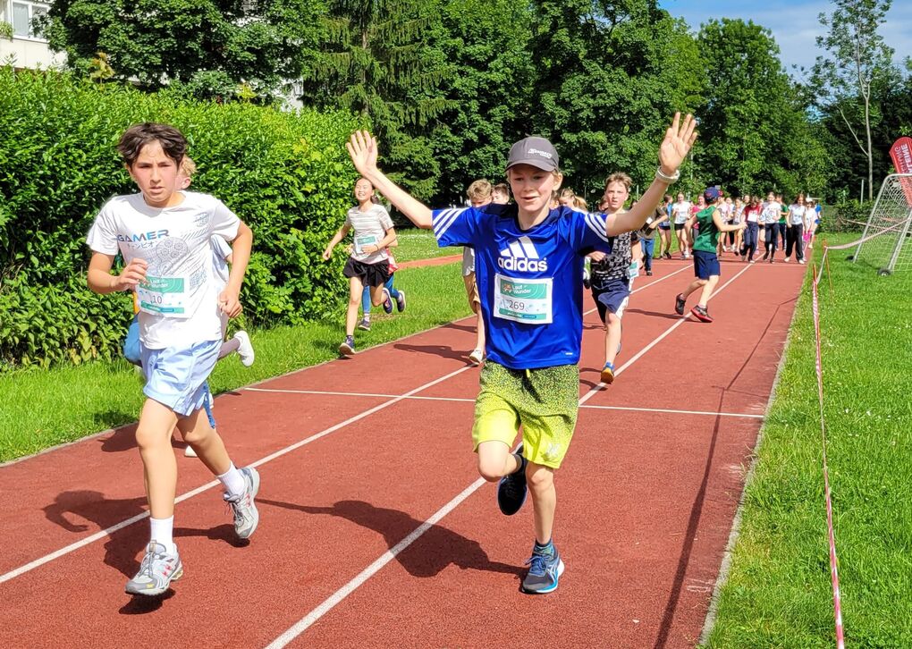 Schüler beim Laufen auf der Laufstrecke beim zentralen LaufWunder in Graz 2024.