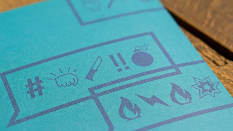 Ausdruck von Emojis, die unter anderem Bomben, Fäuste oder Feuer darstellen.