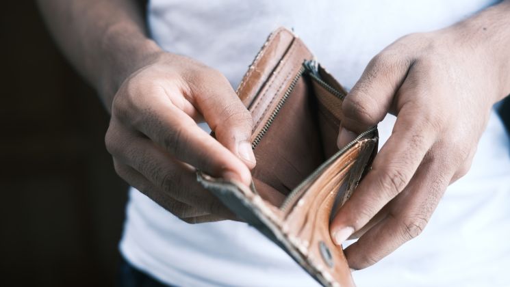 Hände mit leerer Geldtasche
