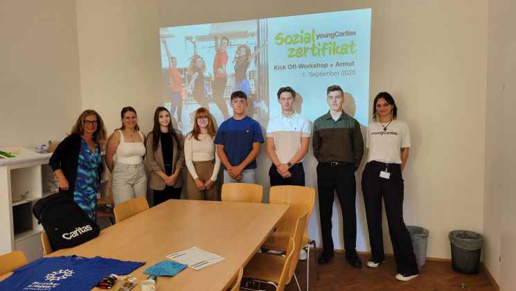 Eine Gruppe Jugendlicher vor einer PowerPoint mit dem Titel "Sozialzertifikat".