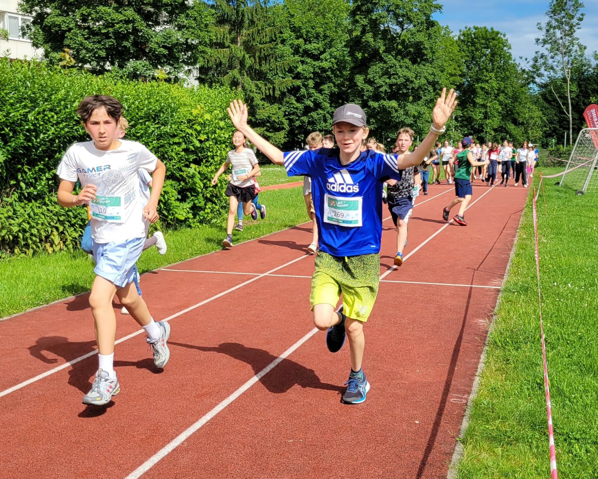 Schüler beim Laufen auf der Laufstrecke beim zentralen LaufWunder in Graz 2024.