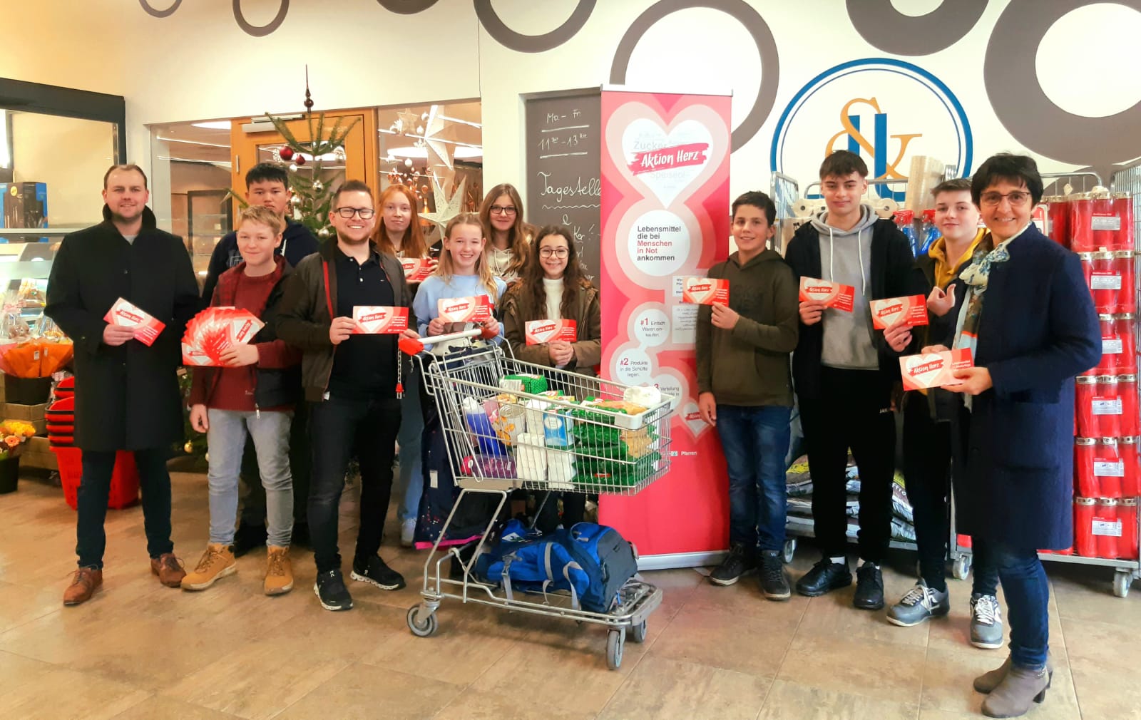 Eine Schulgruppe mit ihren gesammelten Lebensmittelspenden.