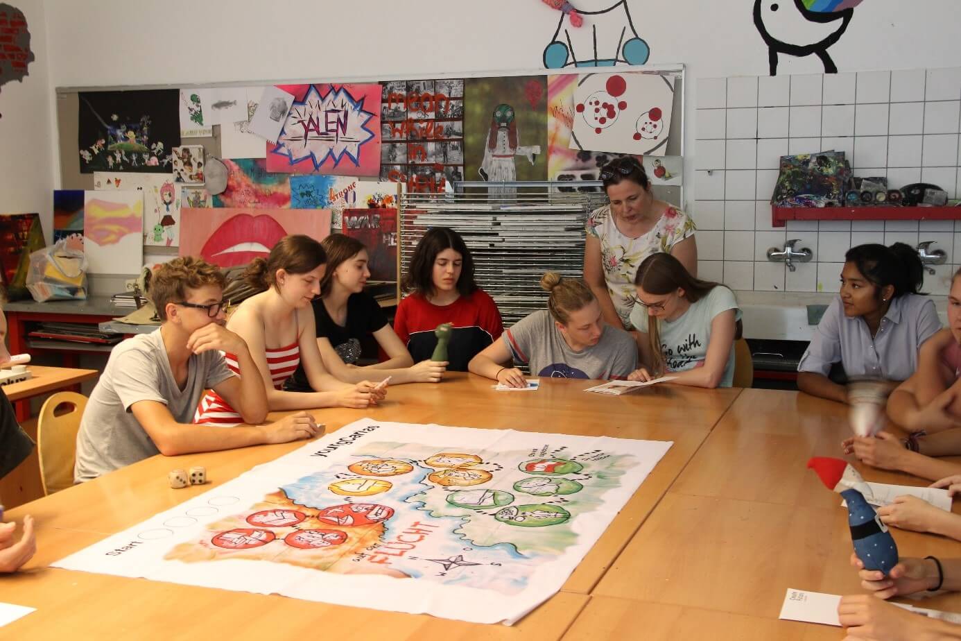 Eine Schulklasse bei einem Workshop der youngCaritas Steiermark.