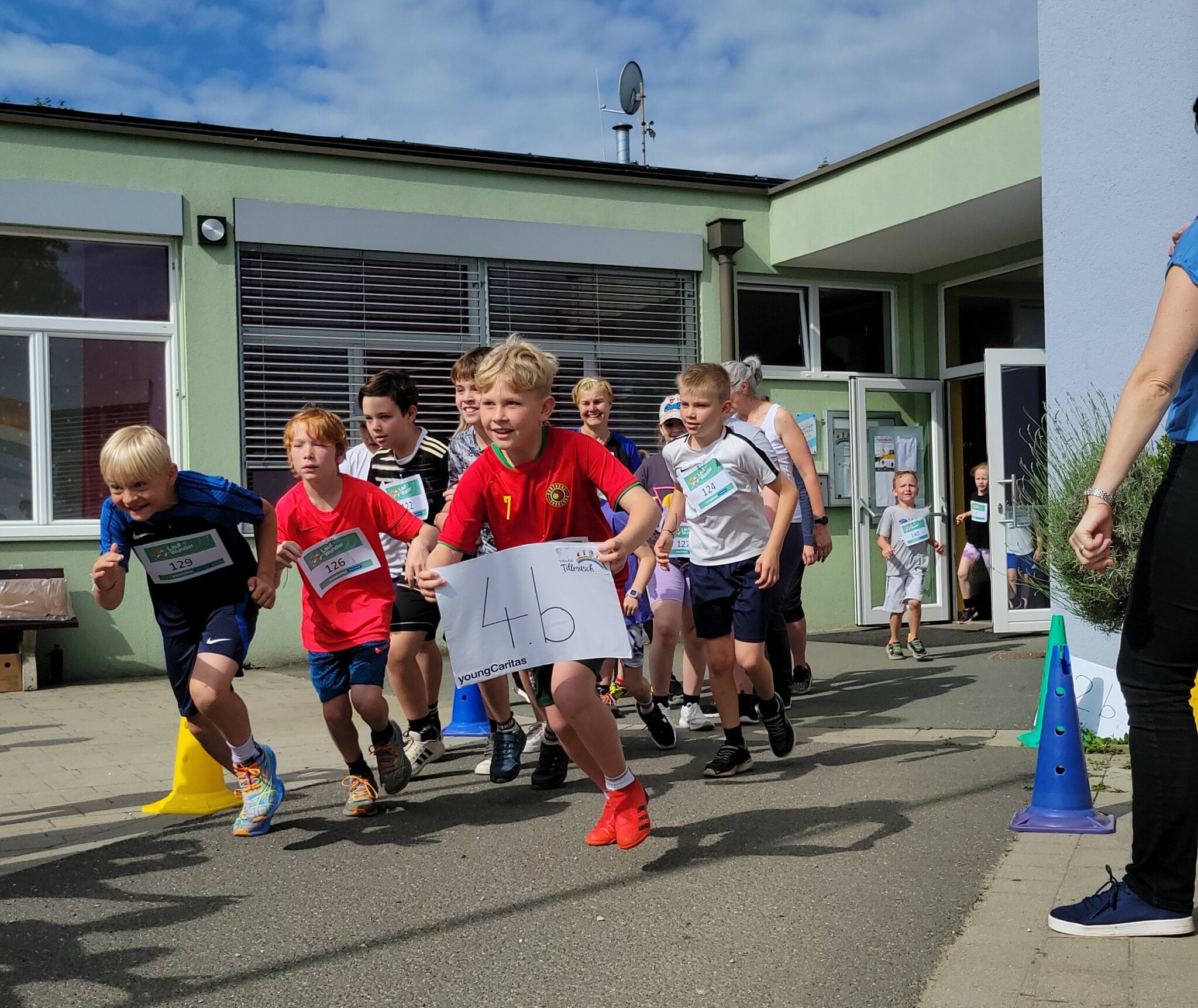 Start der 4B-Klasse auf der Laufstrecke.