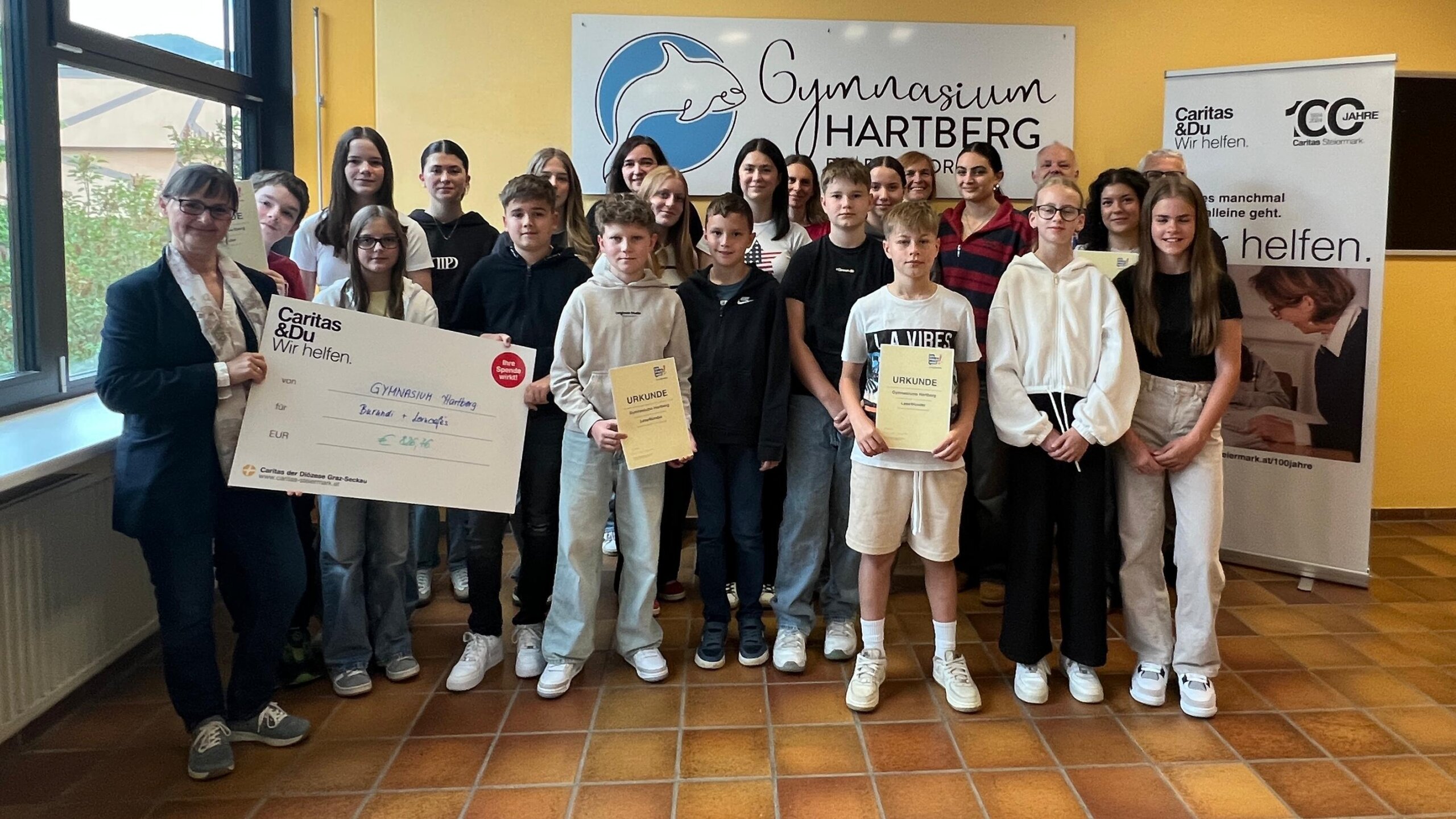 Gruppenfoto von Schüler*innen mit Spendenurkunden.