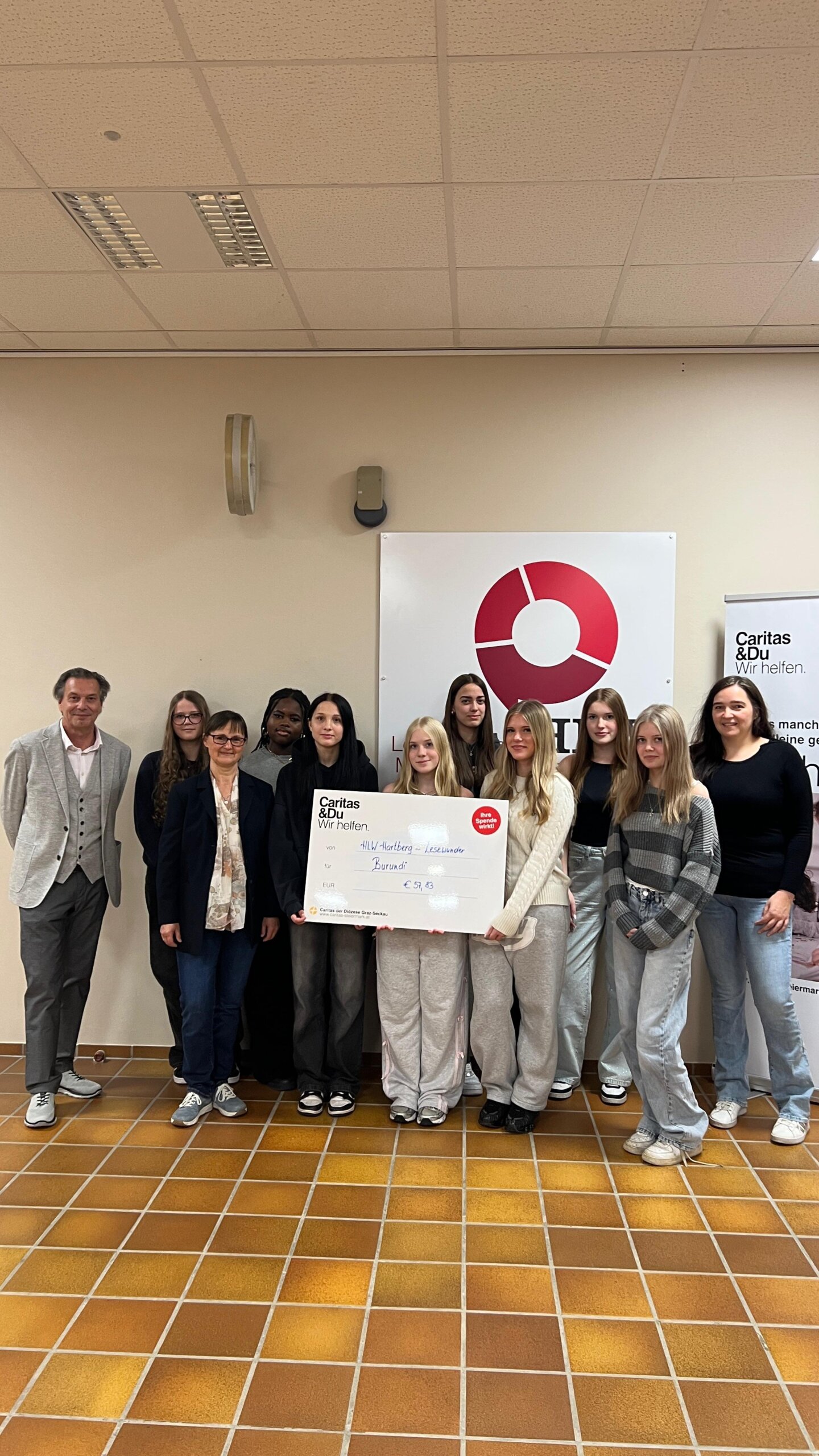 Gruppenfoto von Schüler*innen mit Spendenurkunden.