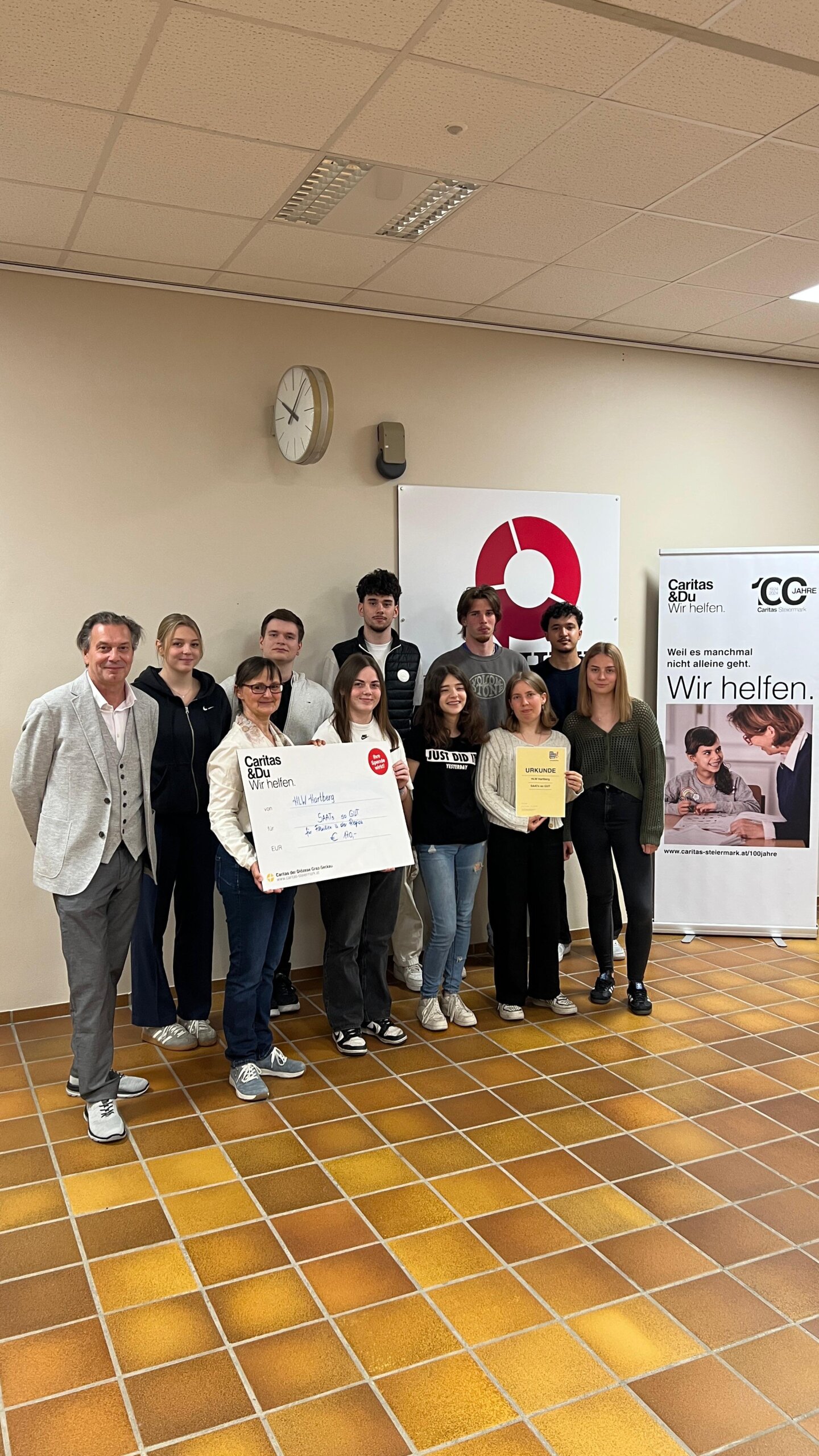 Gruppenfoto von Schüler*innen mit Spendenurkunden.