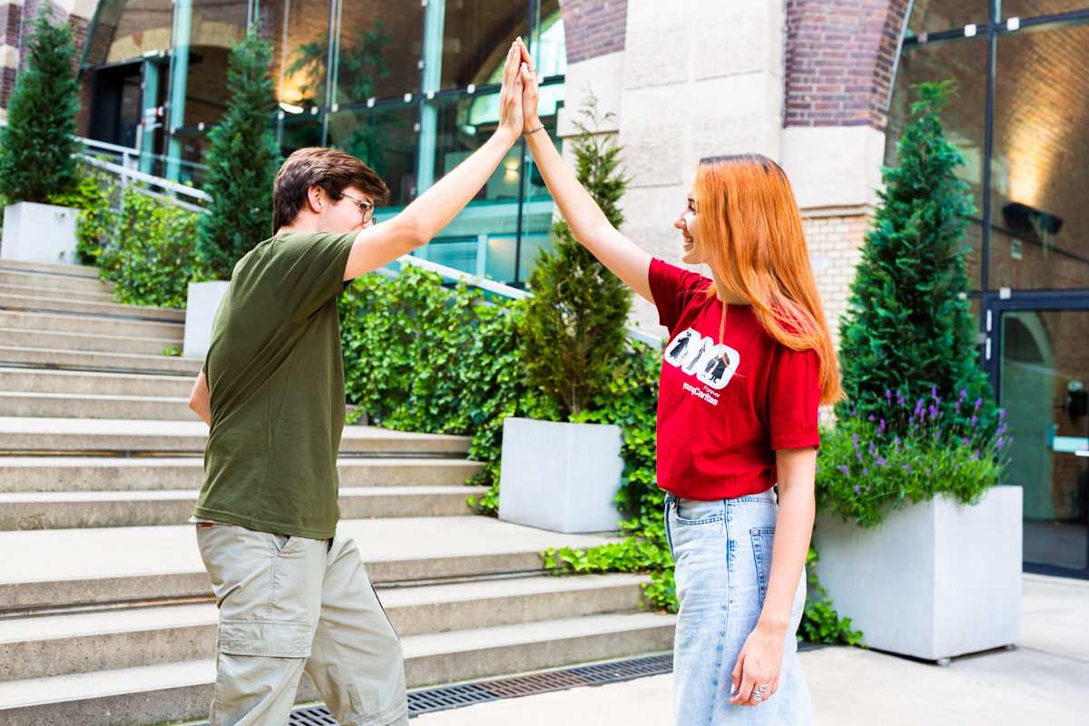 Zwei Jugendliche geben sich ein High Five.