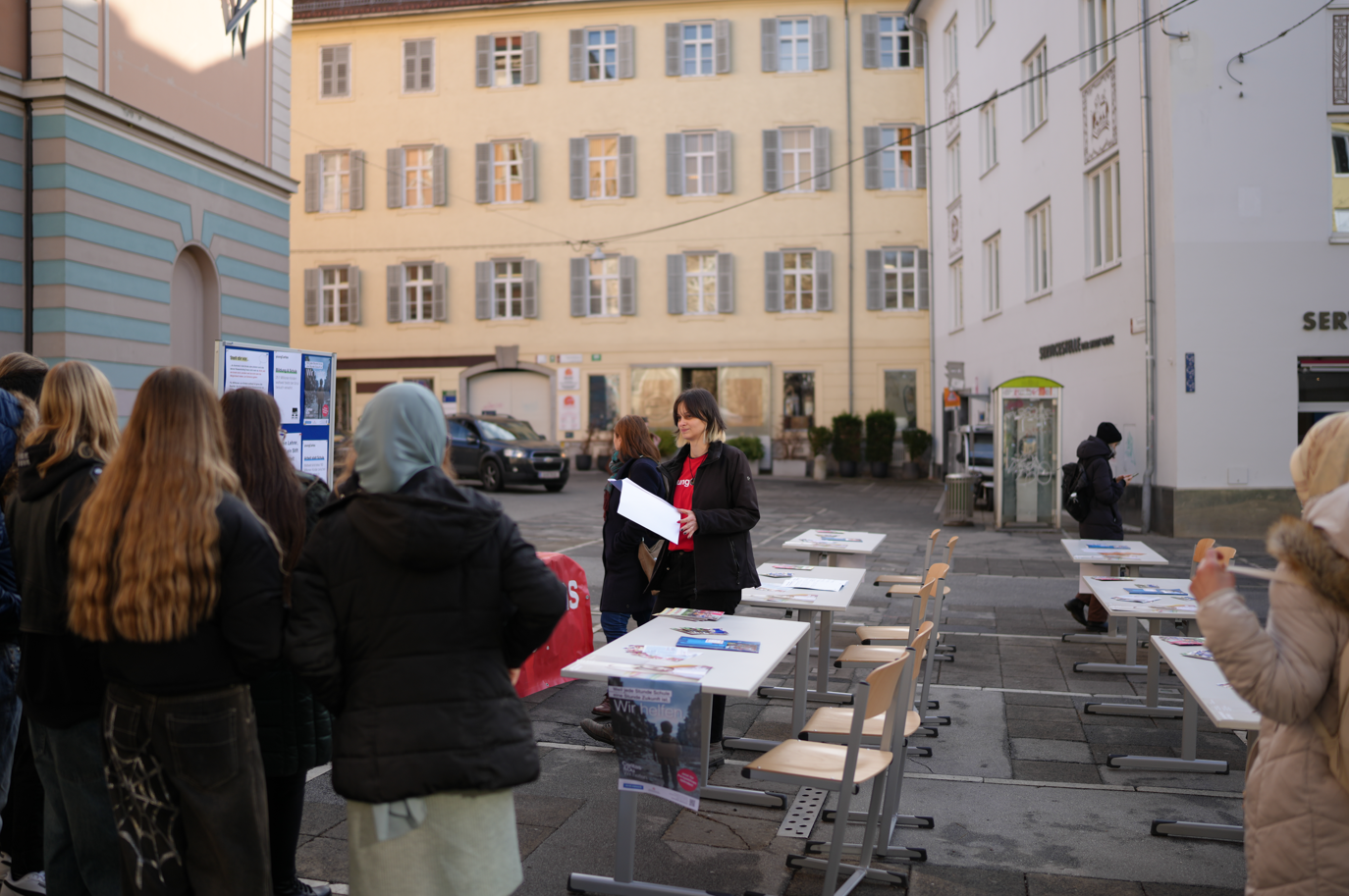 Schüler*innen besuchen das leere Klassenzimmer am Grazer Tummelplatz.