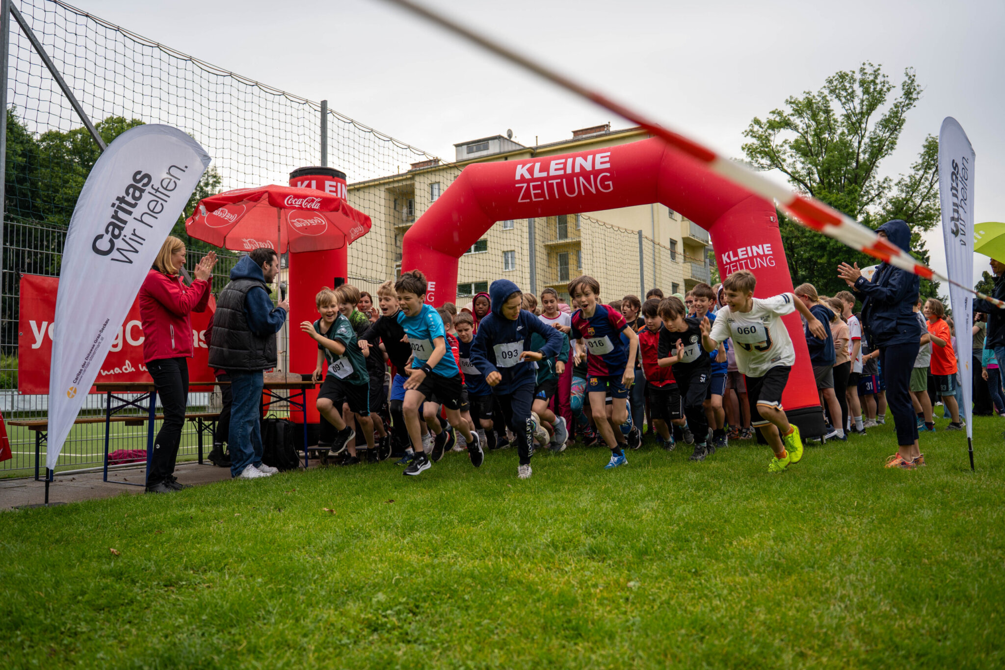 Schüler laufen beim LaufWunder in Graz.